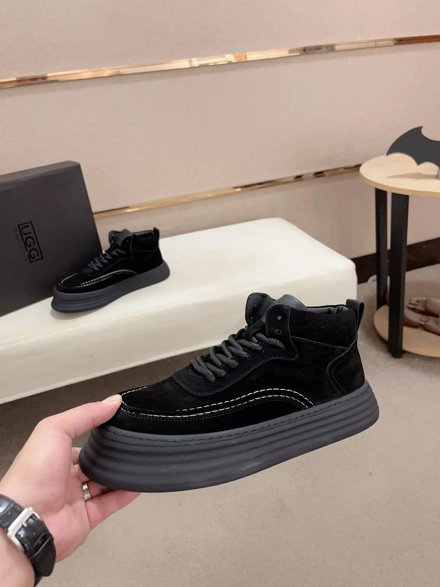 Factory price: 740💰North American men's shoes Ugg ☃️In the special sale of new high-quality men's shoes snow boots in autumn and winter, the nemesis of extreme cold weather! Made of cowhide leather, merino wool lining, and original outsole, whether driving, outdoor or daily wear, there is always one that suits you! Code number 39-44